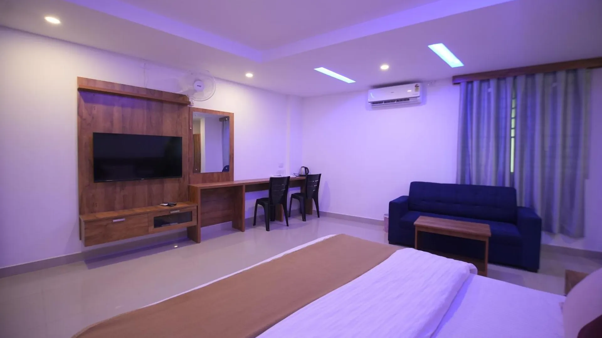 Queen-C Inn Mananthavady