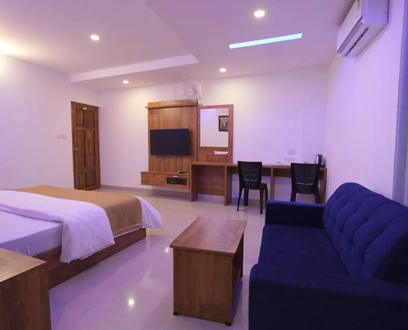 Queen-C Inn Mananthavady