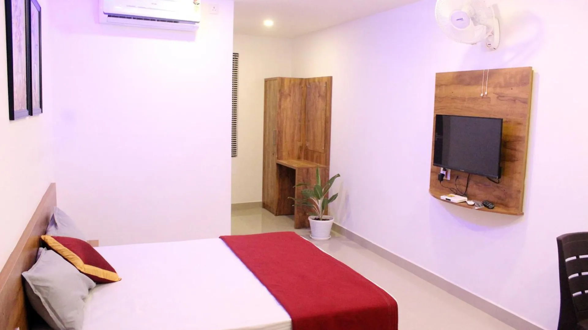Queen-C Inn Mananthavady