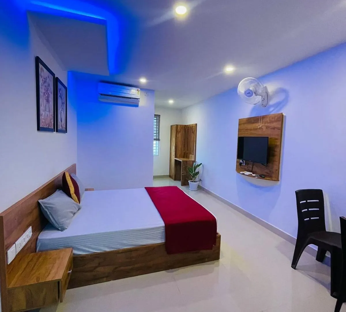 Queen-C Inn Mananthavady