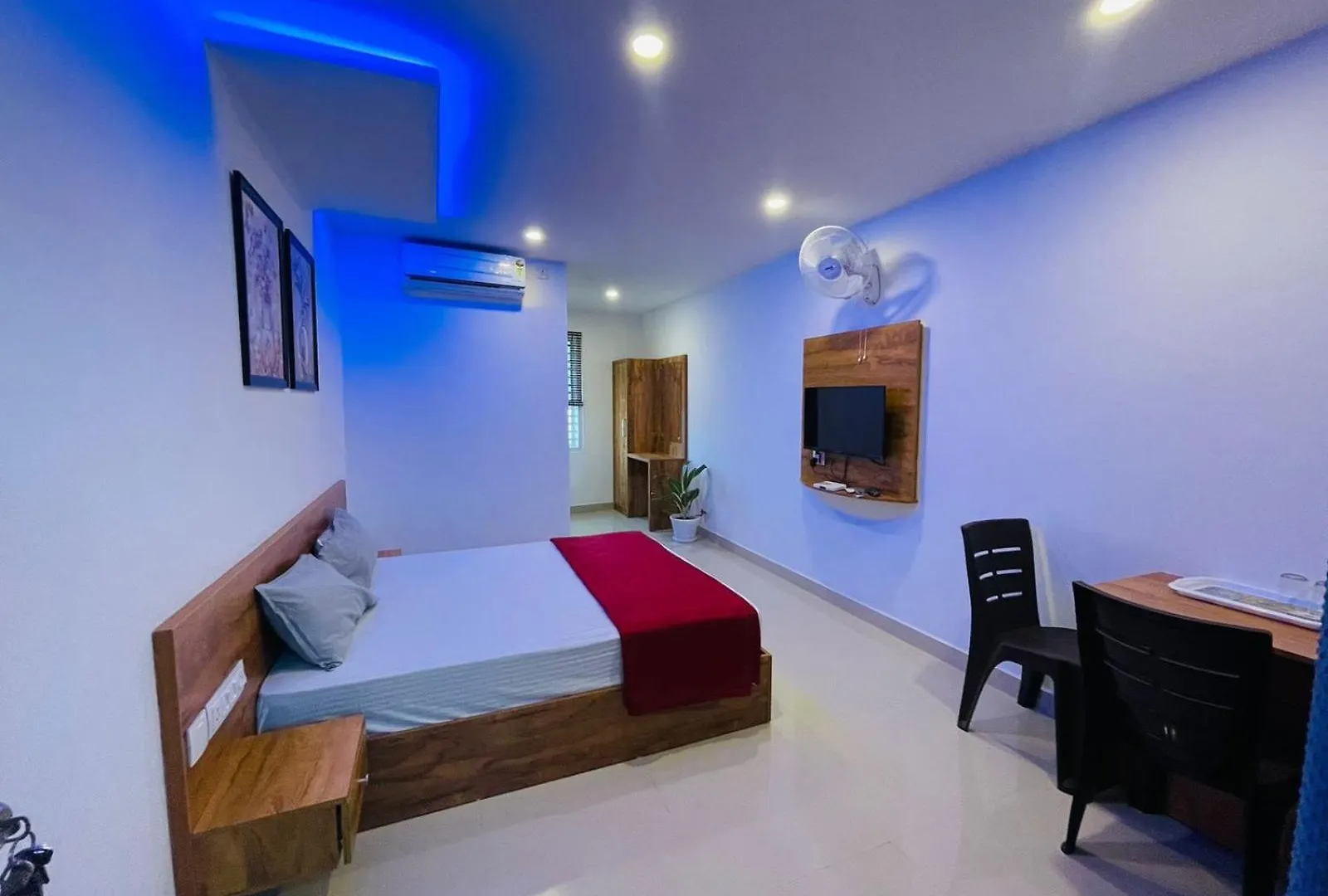 Queen-C Inn Mananthavady